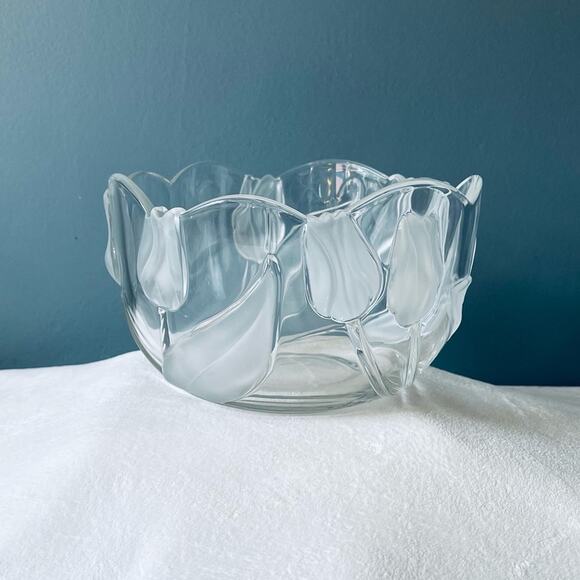 Vintage Mikasa Tivoli Frosted Tulip Serving Bowl Glass Flower Decorative - Picture 1 of 10